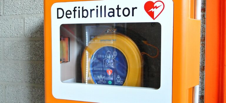 MEP-Sidl: „Defibrillatoren-Standorte in der EU müssen sichtbarer werden!“